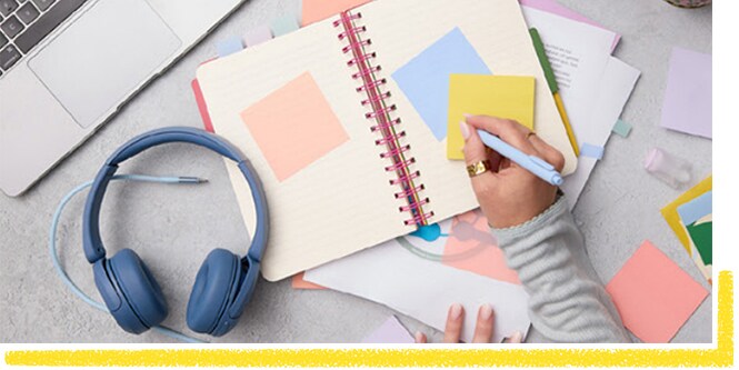 Student macht sich Notizen auf einem gelben Post-it® Note
