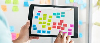 Tablet mit digitalisierter Post-it® Notes To-do-Liste

