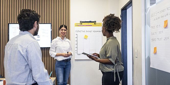 Team-Brainstorming mit Gruppenarbeit mit Post-it® Meeting Chart und Post-it® Notes in einem Besprechungsraum Meeting Chart und Post-it® Notes in einem Besprechungsraum
